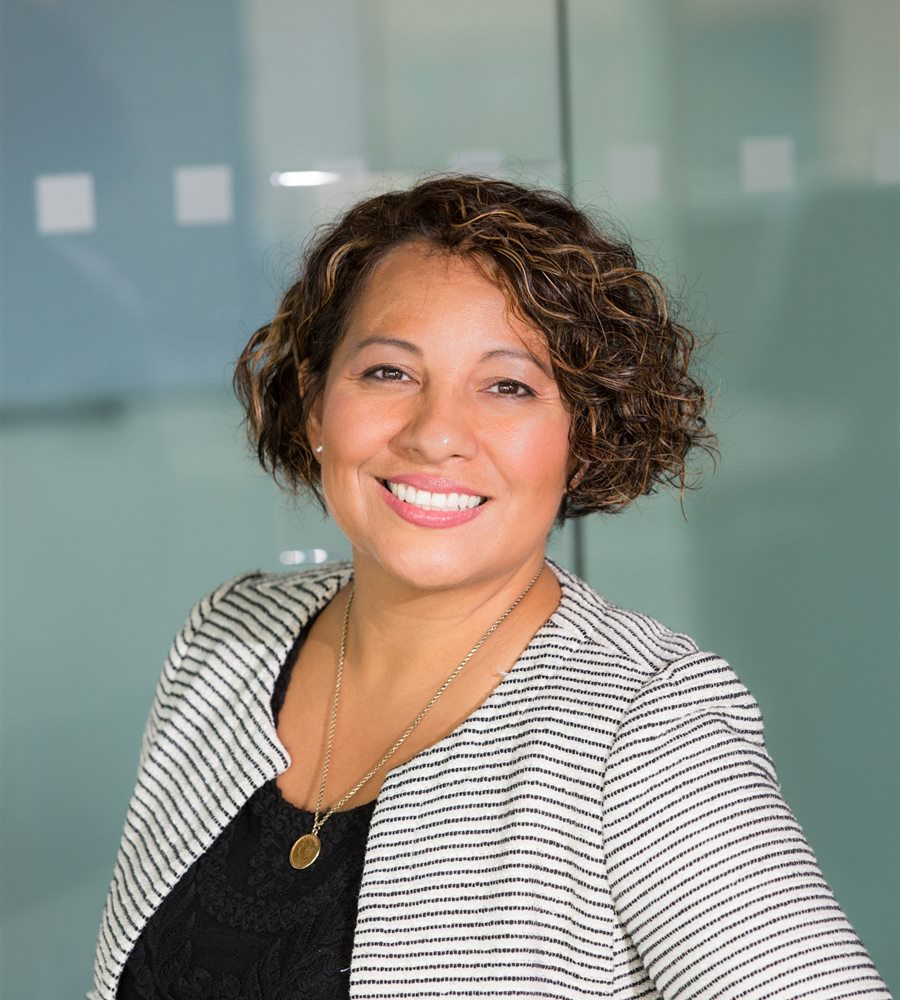 Empreendedora sorrindo no ambiente do seu negócio