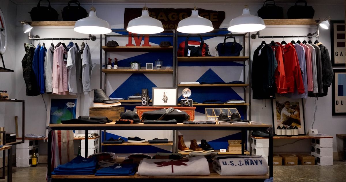 Interior de uma loja com produtos organizados