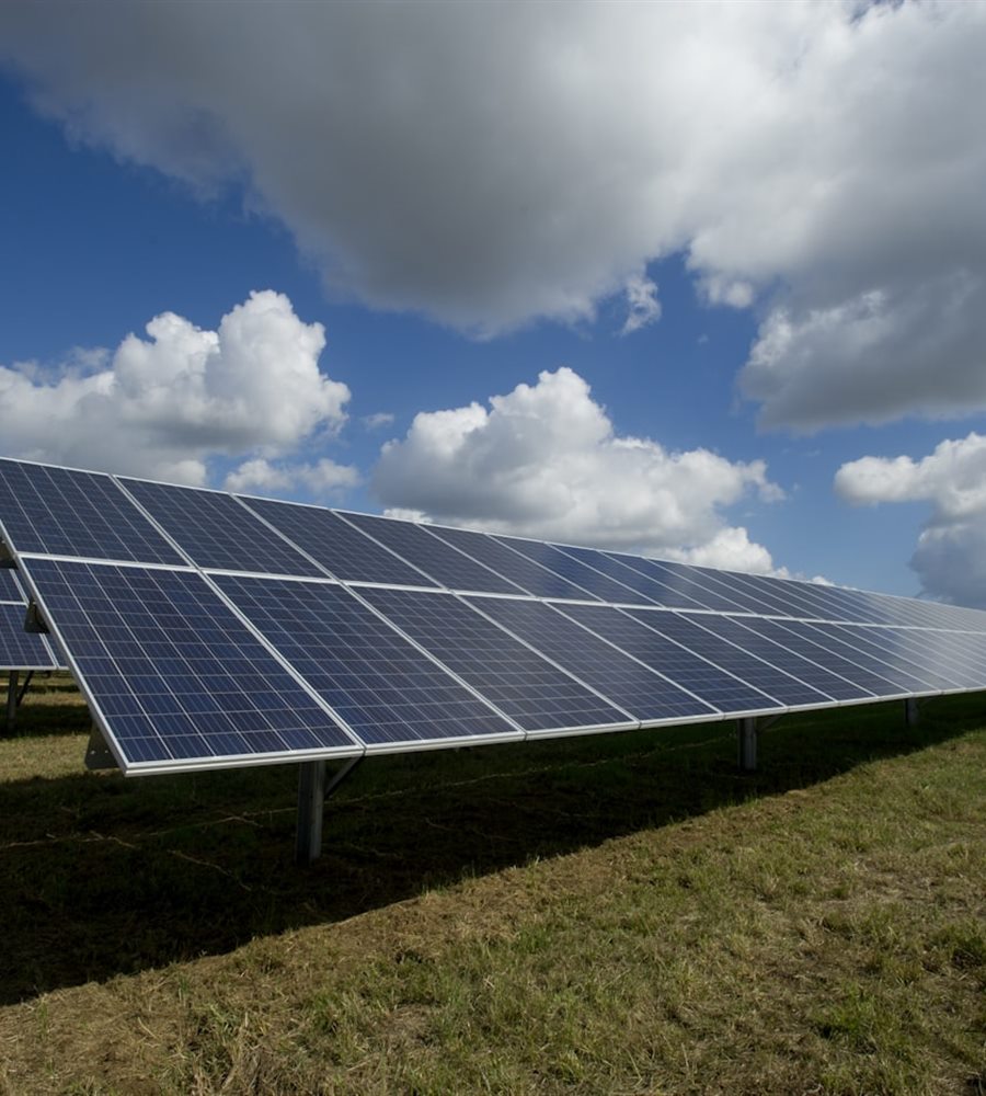 Usina de energia solar com painéis fotovoltaicos em campo aberto