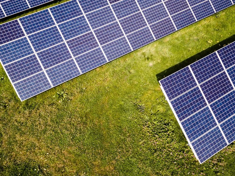 Vista aérea de painéis solares de uma usina fotovoltaica